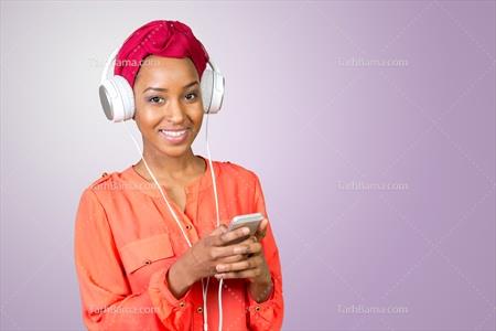تصویر با کیفیت زن در حال گوش کردن موسیقی